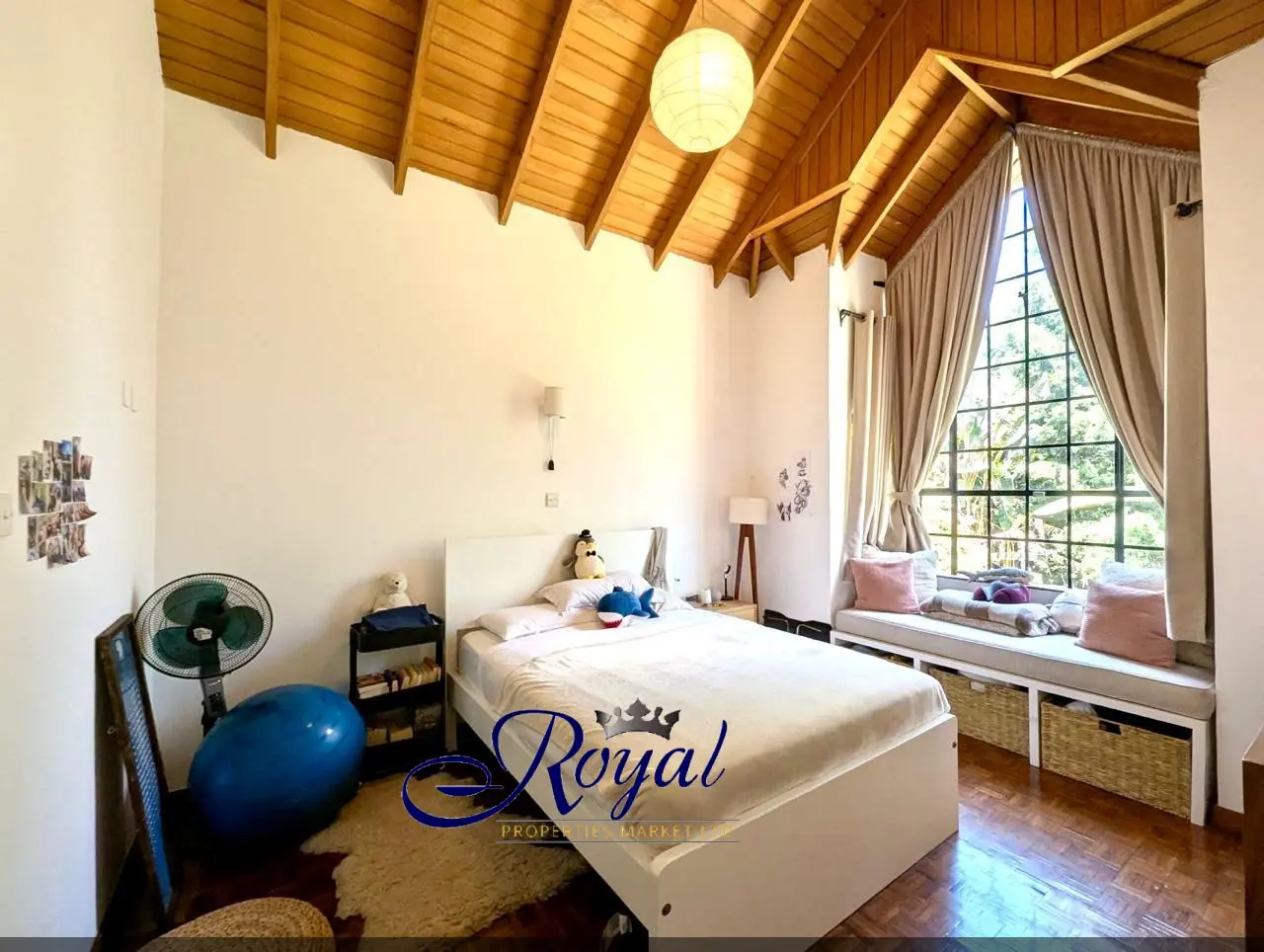 Spring Valley- Elegant 4-Bedroom Villa for Sale